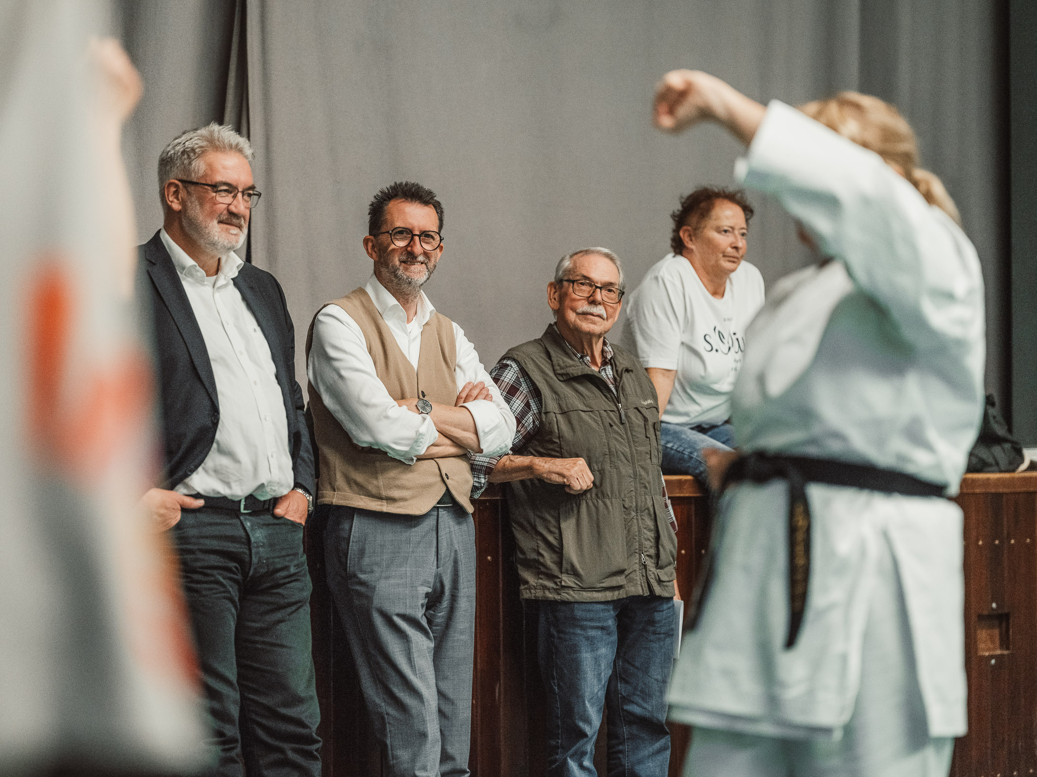 Stefan Louis, Präsident des Saarländischen Karate Verbandes (SKV) und Reinhold Jost, Minister für Inneres, Bauen und Sport besuchen das Päd-Ka Training der Karate Abteilung des TV Ludweiler.
