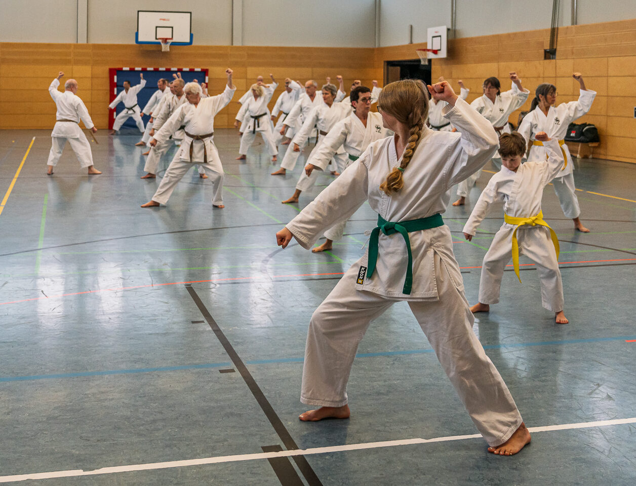 Alle trainieren Manji Uke im Karate Grundlagentraining – ohne Hacken sondern mit Harmonie.