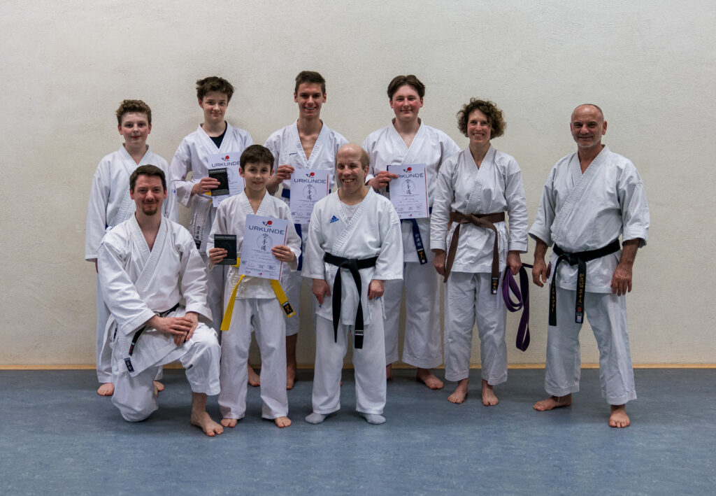 Alle bestanden! Kyu Prüfung im Chakuchi Karate-Do e.V. 2024. Prüfer: Sebastian Harder (2.Dan), Gottfried Graebner (7. Dan) und Oliver Gross (3. Dan)