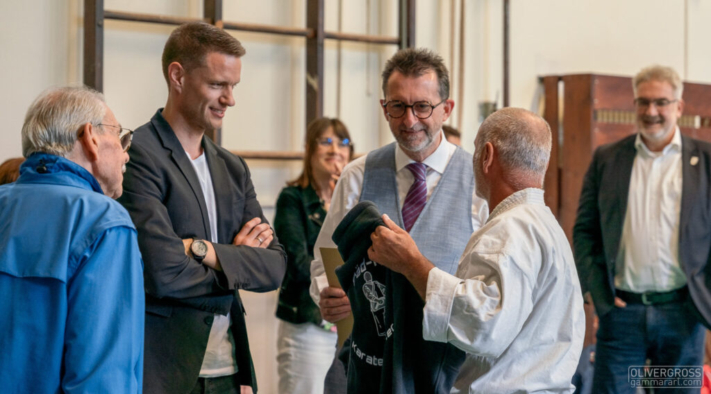 Reinhold Jost, Minister für Inneres, Bauen und Sport mit der gesamten Gruppe des Päd-Ka Inklusionstraining.