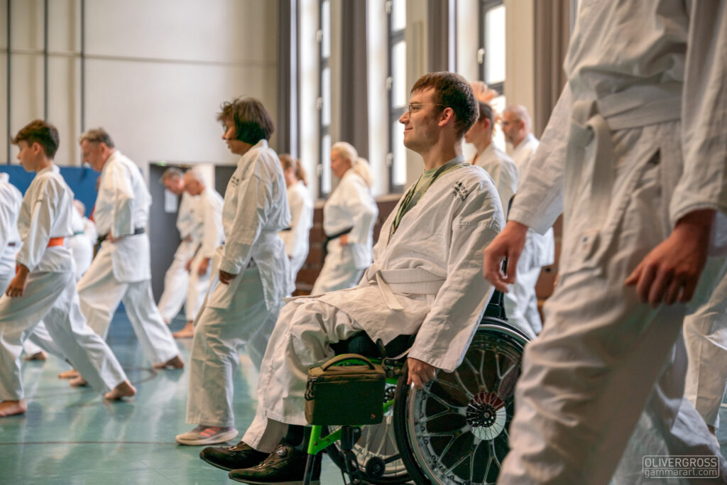 Reinhold Jost, Minister für Inneres, Bauen und Sport mit der gesamten Gruppe des Päd-Ka Inklusionstraining.