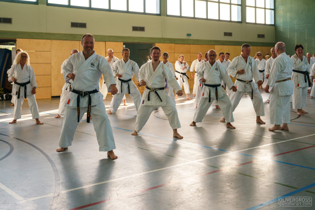 Intensivlehrgang Lebach 2025 mit Roman Adam, 8. Dan DKV (Deutscher Karate Verband), Teilnehmer trainieren Zenkutsu Dachi Gedan Barai.