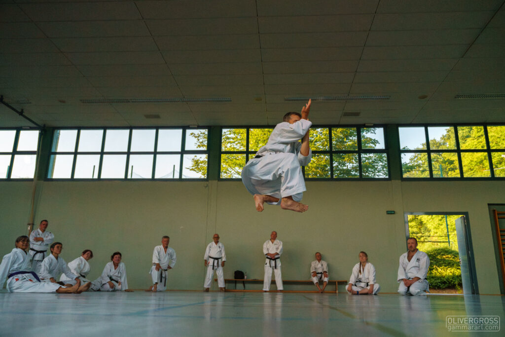 Intensivlehrgang Lebach 2025 mit Roman Adam, 8. Dan DKV (Deutscher Karate Verband), der Sprung aus der Meikyo