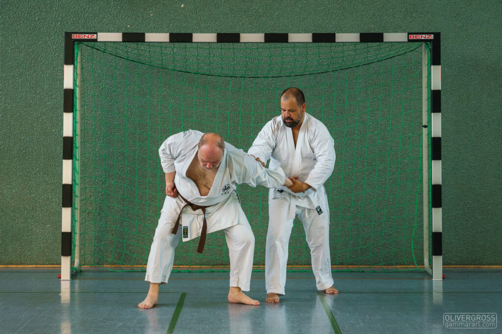 Intensivlehrgang Lebach 2025 mit Roman Adam, 8. Dan DKV (Deutscher Karate Verband), auch die Weißgurte trainieren fleißig und motiviert.