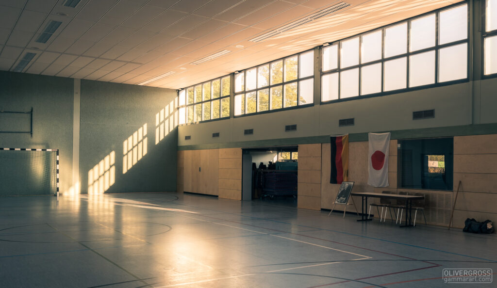 Intensivlehrgang Lebach 2025 mit Roman Adam, 8. Dan DKV (Deutscher Karate Verband), Stangenwaldhalle am Abend vor den Dan Prüfungen in das warme Licht der Abendsonne getaucht.