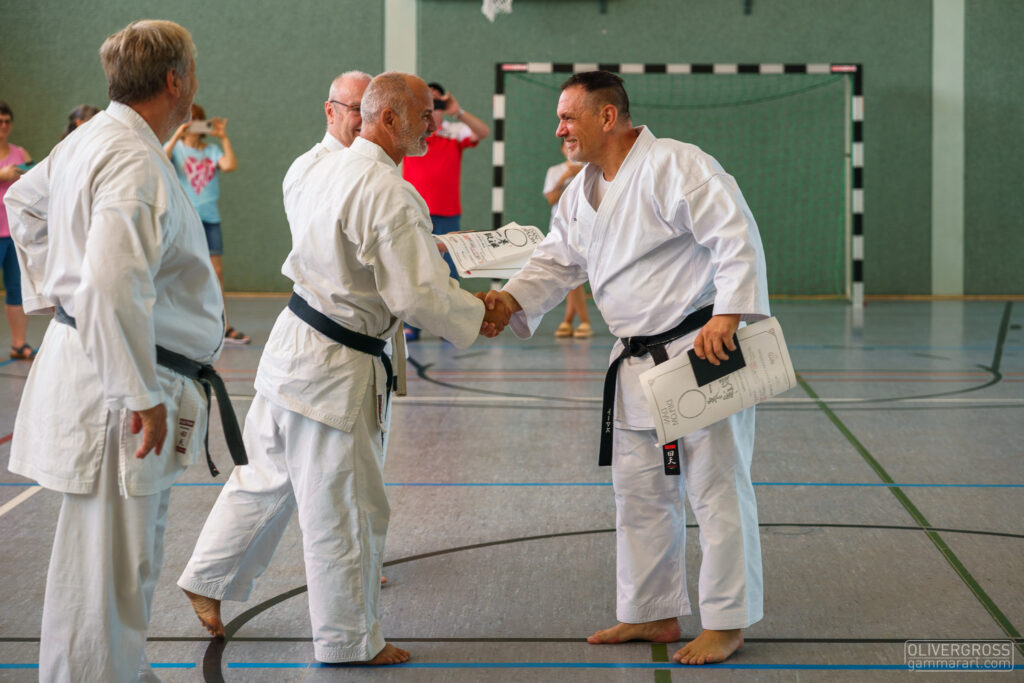 Intensivlehrgang Lebach 2025 mit Roman Adam, 8. Dan DKV (Deutscher Karate Verband), Übergabe der Prüfungsurkunden